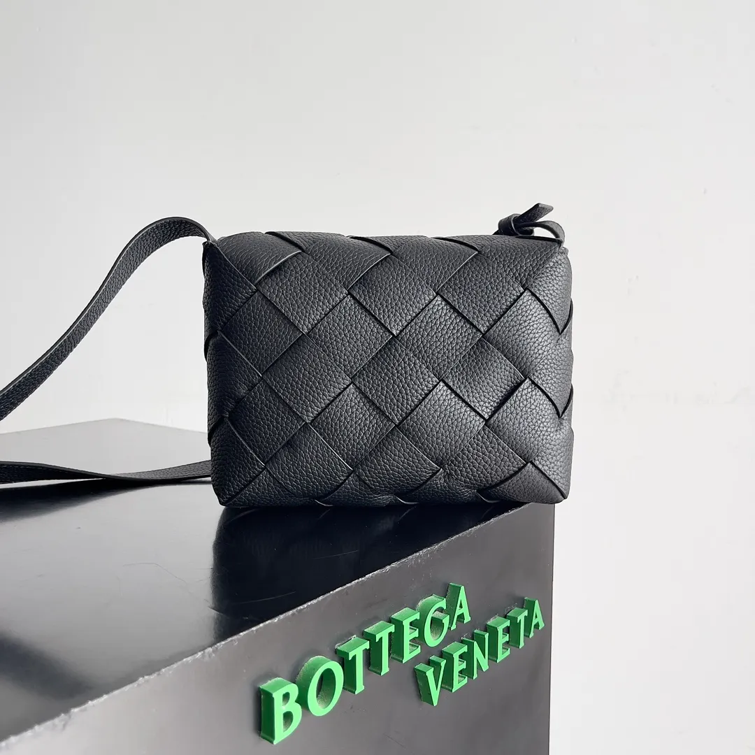 Batch 1860 BOTTEGA VENETA new Diago crossbody bag The diagonally built dynamic silhouette shows unique ingenuity. As a member of the B family's early autumn series, it uses the highest quality calfskin. The entire bag is softer, thicker and heavier, and durable. It is equipped with an adjustable strap. The texture of the 3cm wide leather strap is very similar to the litchi pattern. It is slightly stiffer than the litchi pattern. It is low-key, luxurious and full of connotation. It is refreshing and comfortable to match the upper body. Hu Yitian was also successfully captured by it. Style number: 795637 Size: 22.5*16.5*5.5cm